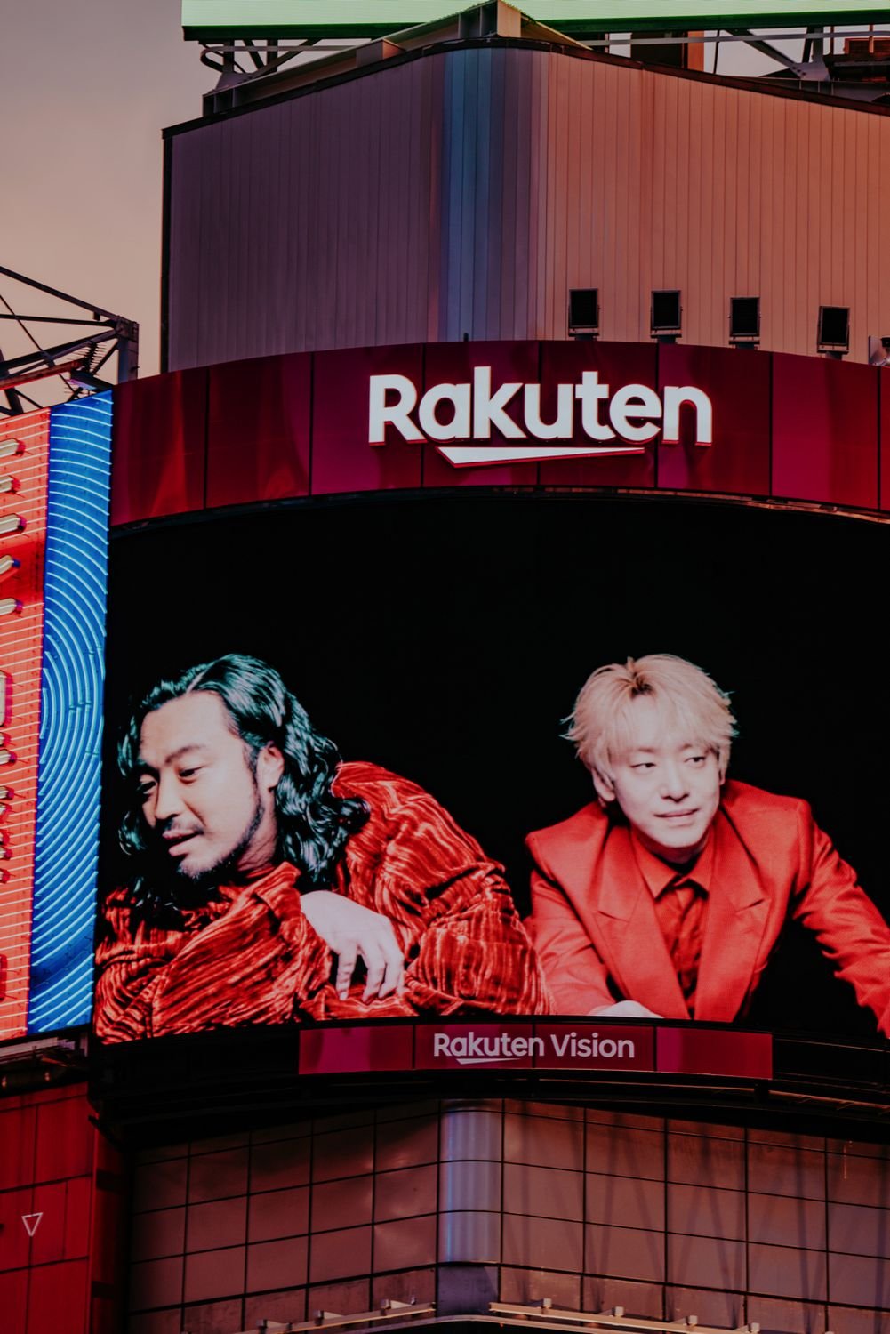 Creepy Nuts、新曲「Mirage」を渋谷スクランブル交差点ジャックでフル